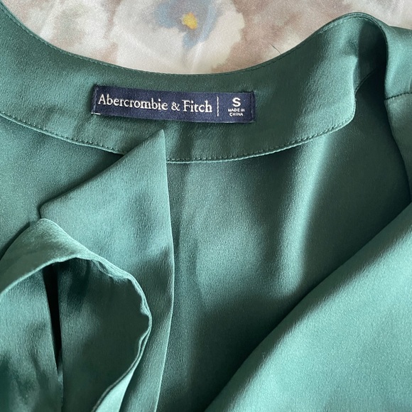 Abercrombie satin green blouse - Picture 3 of 3